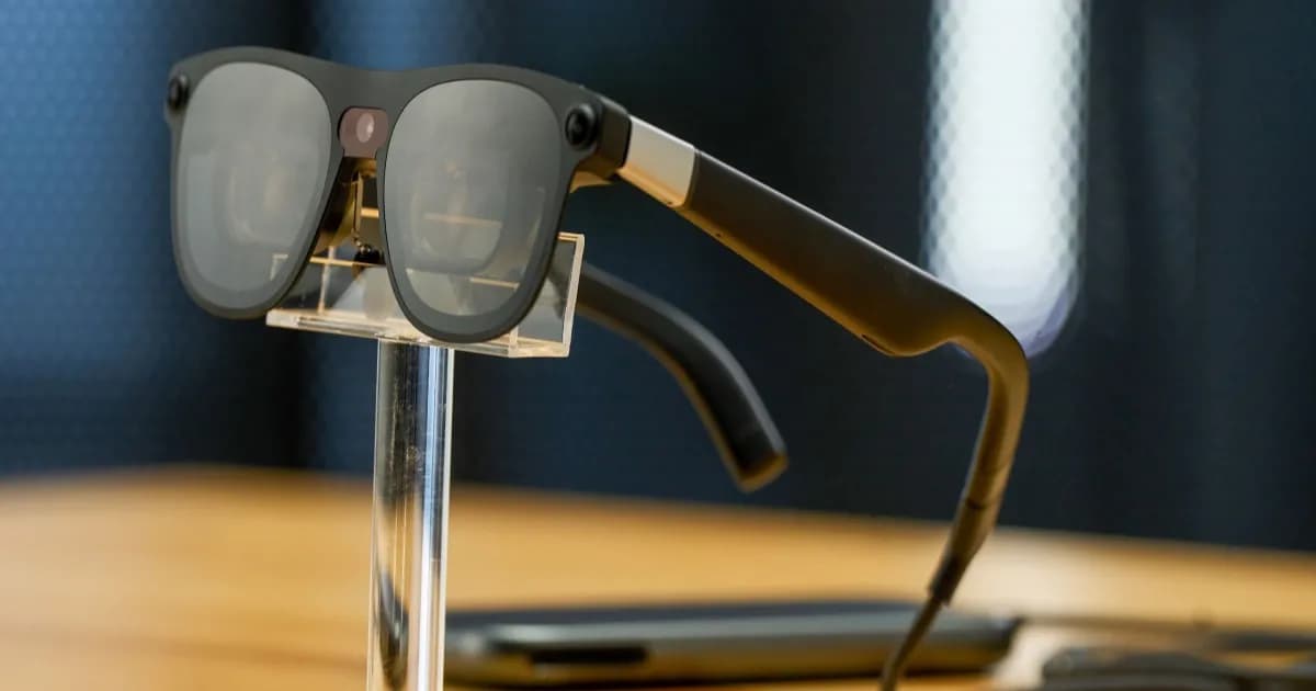 Kacamata pintar Xreal Aura berbasis Android XR dengan lensa see-through dan puck komputasi terpisah