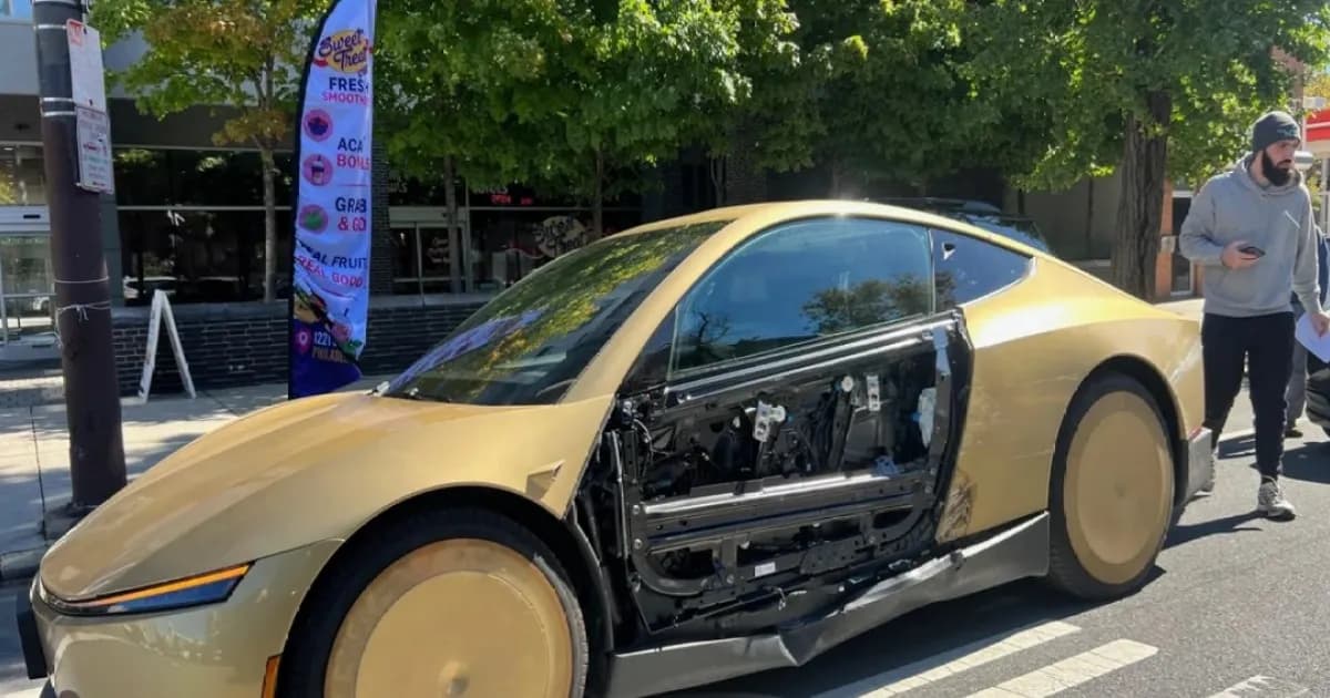 Tesla Cybercab emas berhenti di South Broad Street Philadelphia dengan panel luar pintu sisi pengemudi hilang