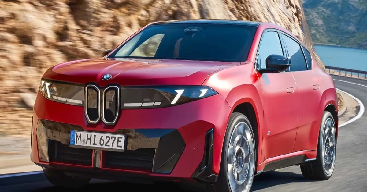 BMW iX4 50 xDrive 2027 tampak depan dengan bodi coupe dan paket M Sport