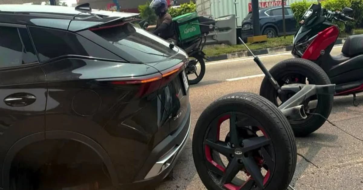 Rakitan suspensi belakang Chery Omoda 5 terlepas dan tergeletak di jalan Johor Bahru, Malaysia
