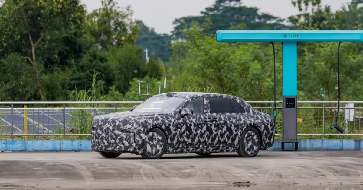 BYD Yangwang sedan mewah listrik dengan pintu coach terlihat saat pengujian di jalan