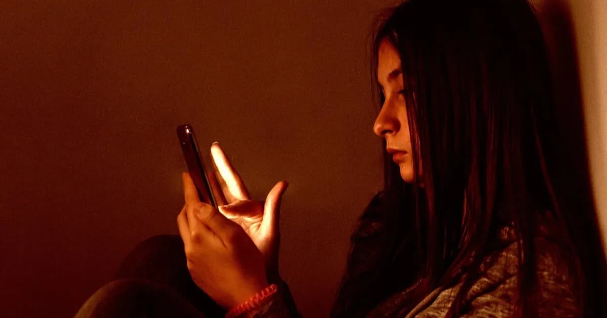 Remaja melihat layar smartphone saat menggunakan aplikasi chatbot ChatGPT for Teens