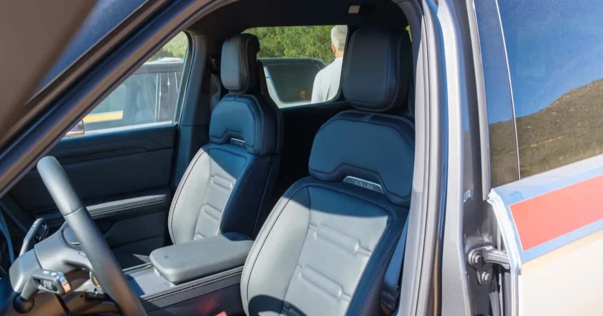 Interior kursi Rivian R2 dengan sistem ventilasi yang diubah hanya pada bagian bantalan