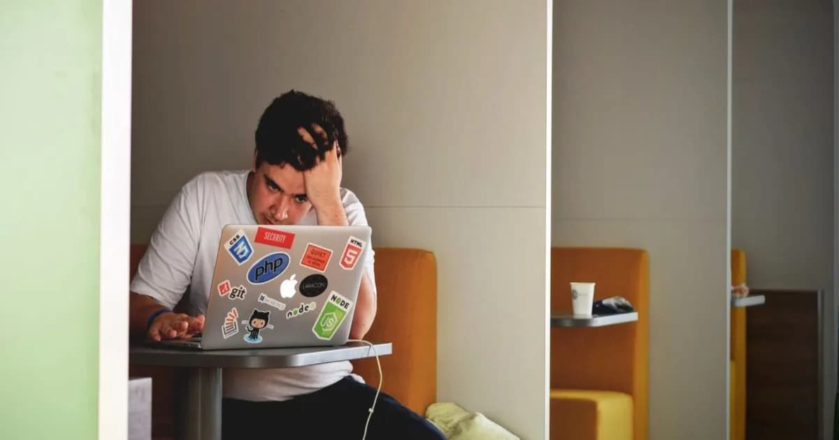 Ilustrasi developer yang mengalami burnout dan kelelahan akibat tekanan kerja dan kekhawatiran terhadap AI