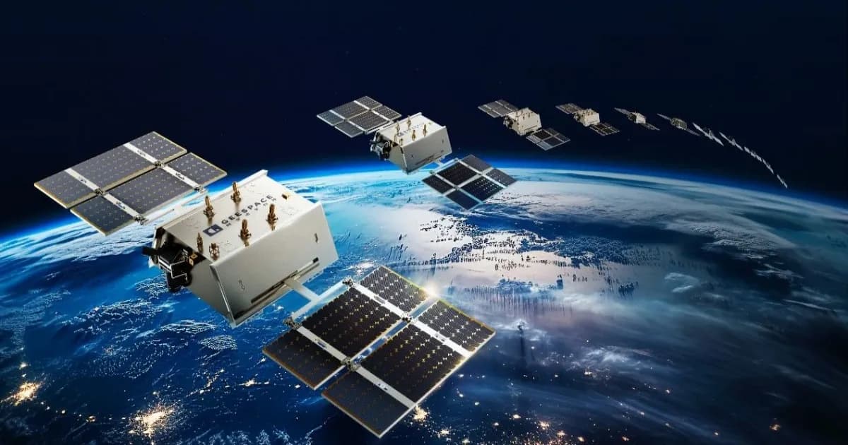 Presiden Ukraina Volodymyr Zelensky mengumumkan pengembangan sistem satelit Starlink Ukraina dengan target peluncuran 120 satelit pada 2027