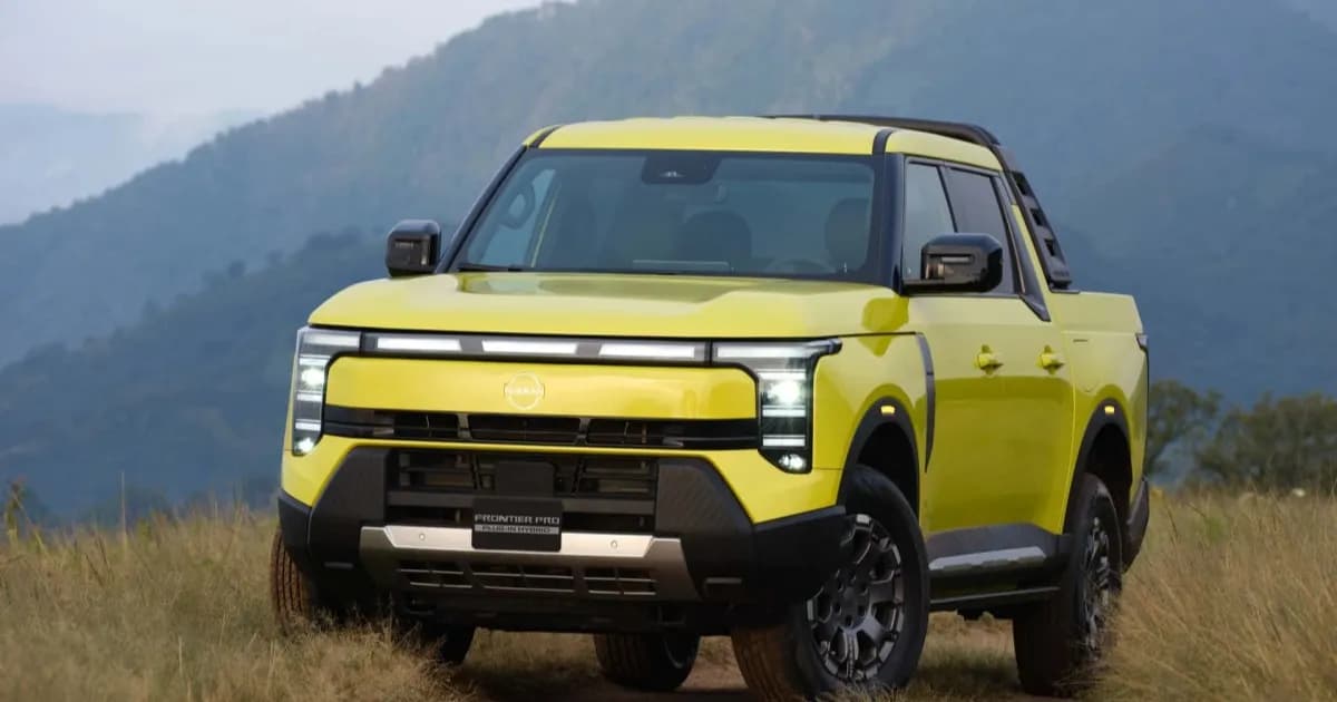 Nissan Navara Pro PHEV pickup hibrida plug-in buatan China tampil dari samping dengan latar jalanan perkotaan
