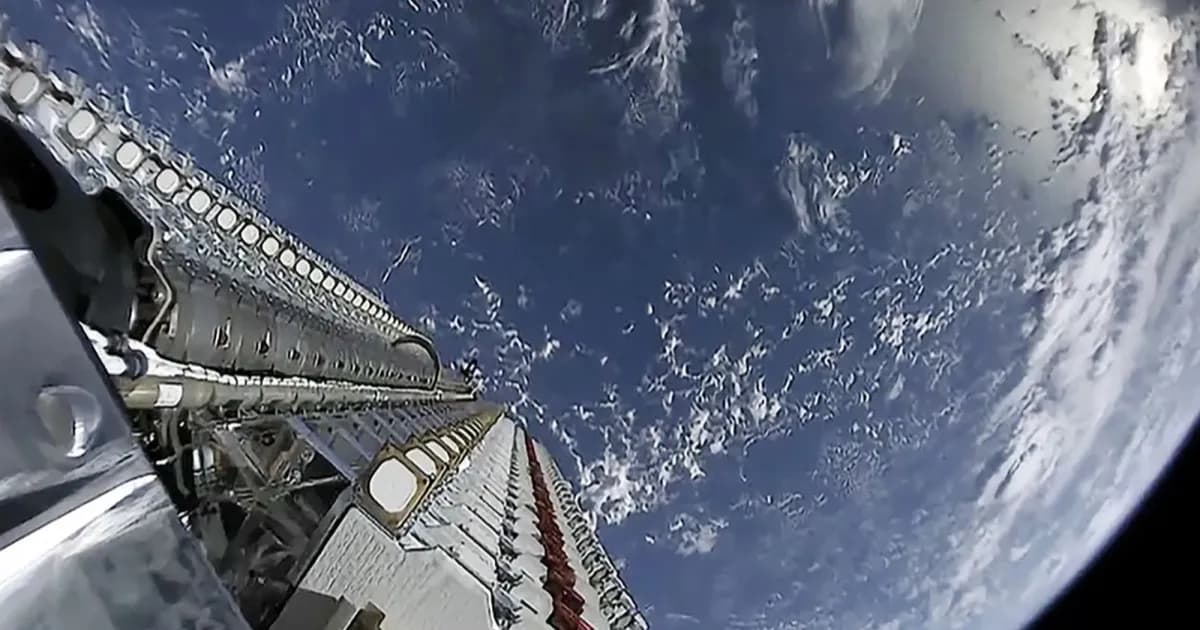 Satelit Starlink mengorbit Bumi sebagai bagian dari jaringan Starlink Mobile