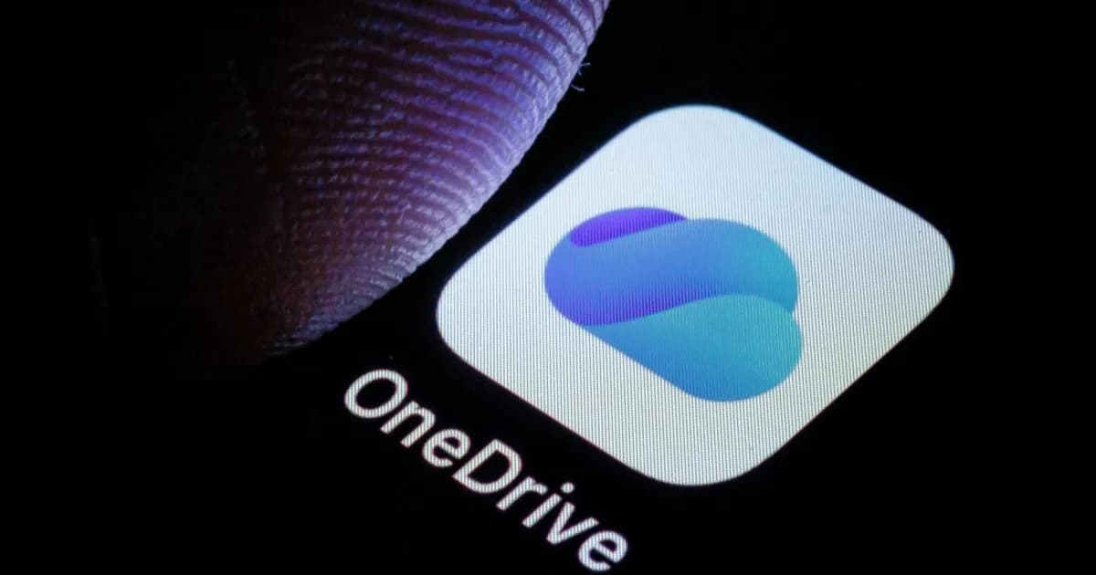 Ilustrasi logo Microsoft OneDrive di atas latar belakang hitam sebagai simbol kebijakan penyimpanan cloud Microsoft 365