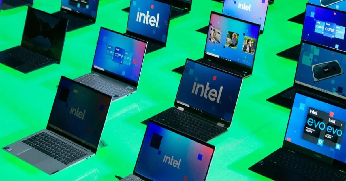 Ilustrasi laptop HP di atas meja kerja dengan latar belakang pabrik manufaktur