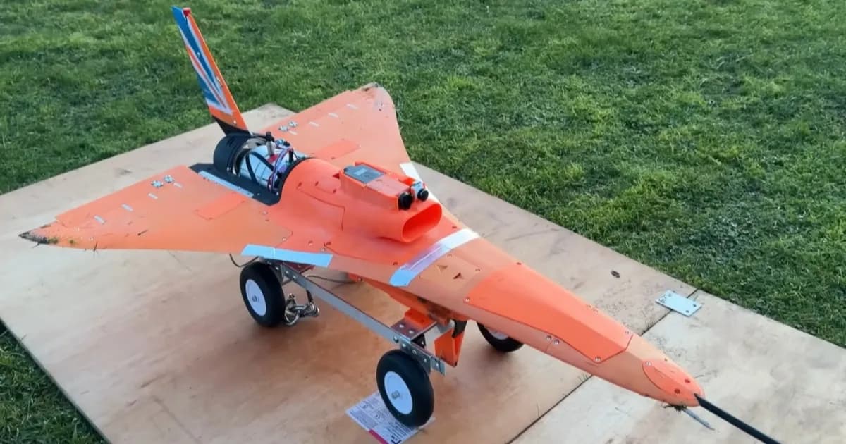 Pesawat jet RC 3D-print Kingchaser dari The Mach Initiative dengan target kecepatan Mach 0.8