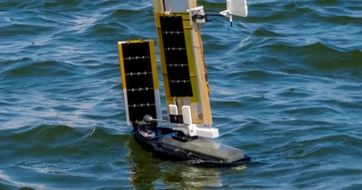 Drone layar ALBATROSS dari SUTD saat menjalani pengujian di laut