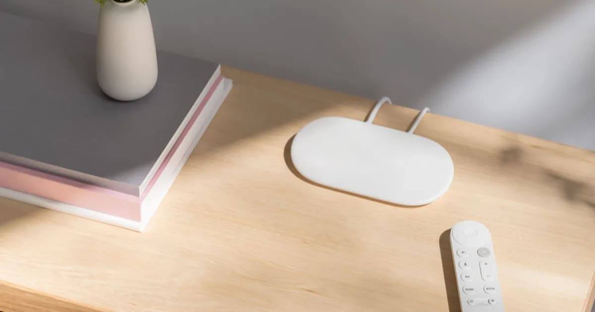 Google TV Streamer generasi pertama dengan desain ramping berwarna putih