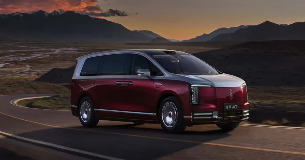 Maextro V800 minivan mewah China berwarna gelap tampak dari samping dengan latar showroom