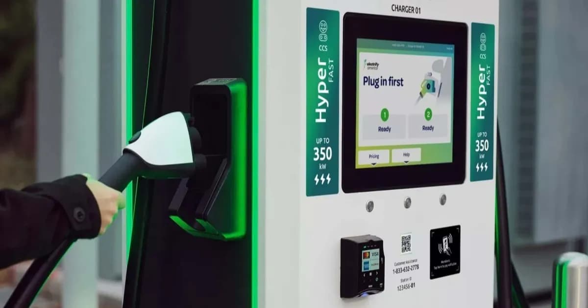 Stasiun pengisian daya DC fast charging Electrify America format besar di Santa Barbara, California