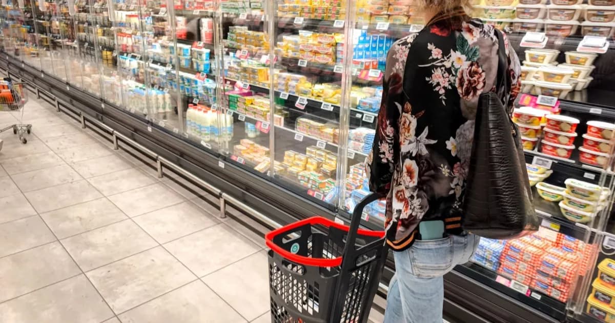 Ilustrasi lemari pendingin supermarket yang terdampak serangan siber dengan suhu defrost 50 derajat Celsius