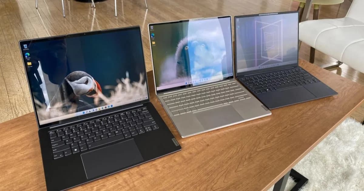 Ilustrasi laptop tipis dengan layar menyala di atas meja kerja