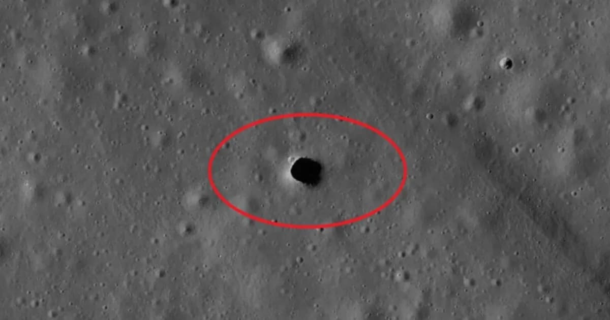 Ilustrasi Marius Hills Pit (MHP) di permukaan Bulan yang diduga skylight lava tube bawah tanah.