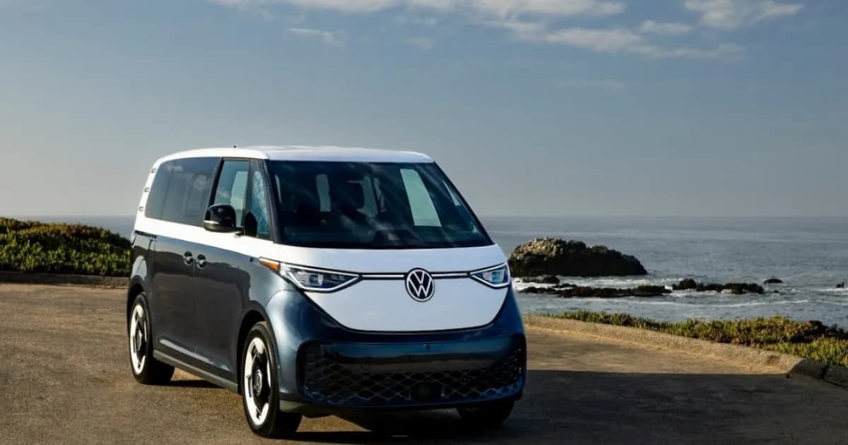 Volkswagen ID. Buzz generasi baru berwarna putih tampak depan dengan desain retro modern