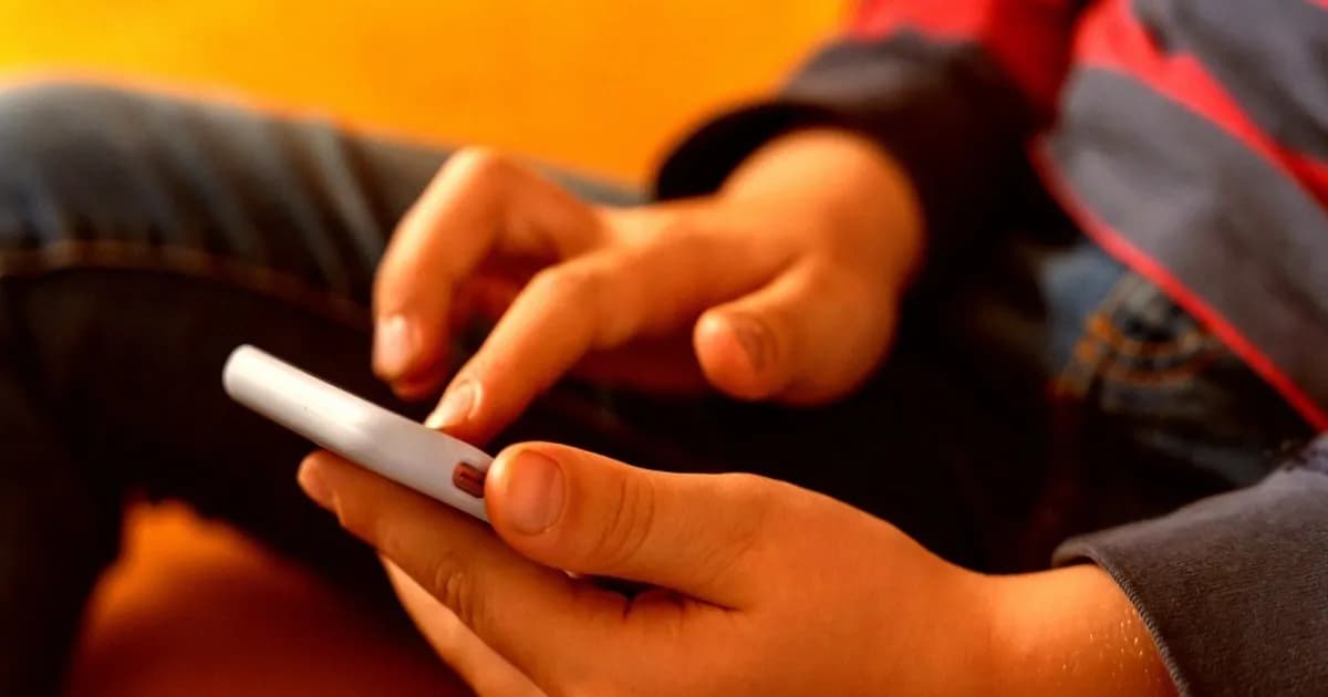 Ilustrasi anak menggunakan smartphone dengan logo OpenAI, terkait gugatan data anak di bawah umur.