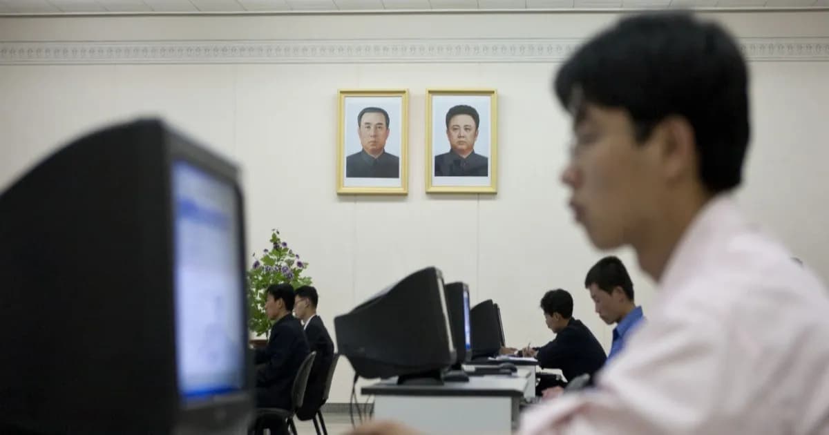 Ilustrasi seorang hacker Korea Utara dengan bendera DPRK di latar belakang