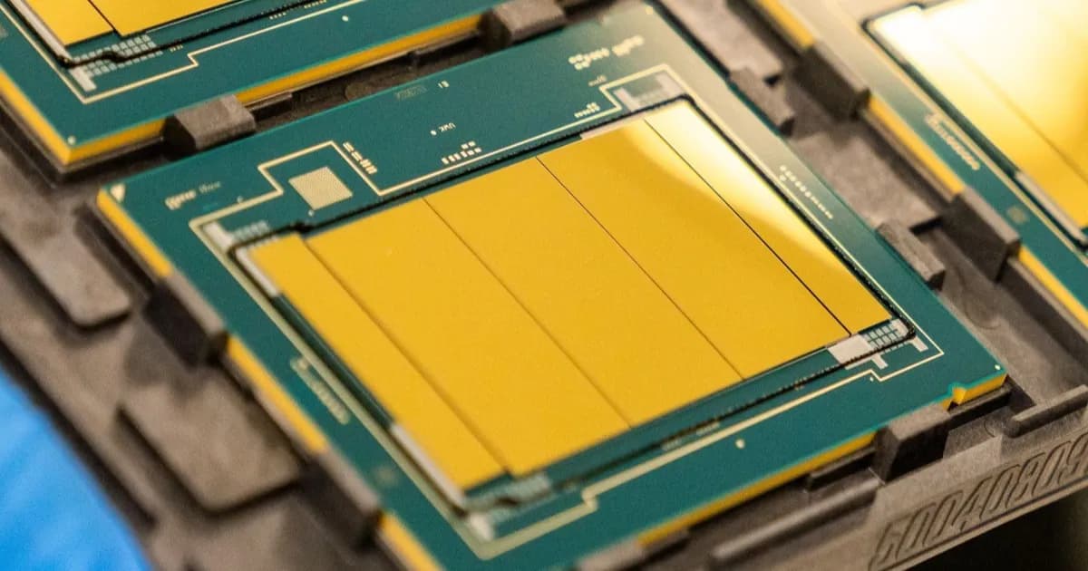 Ilustrasi teknologi advanced packaging Intel EMIB dan Foveros untuk chip AI
