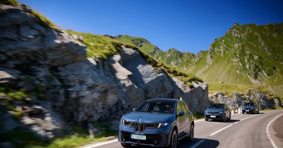 BMW iX3 2026 xDrive 50 berwarna putih saat dipamerkan di ajang otomotif Eropa