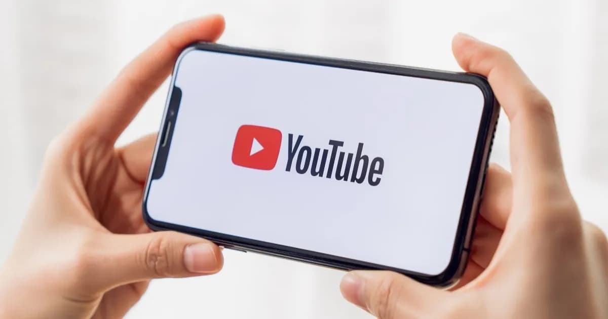 Ikon YouTube di layar ponsel dengan latar belakang gelap