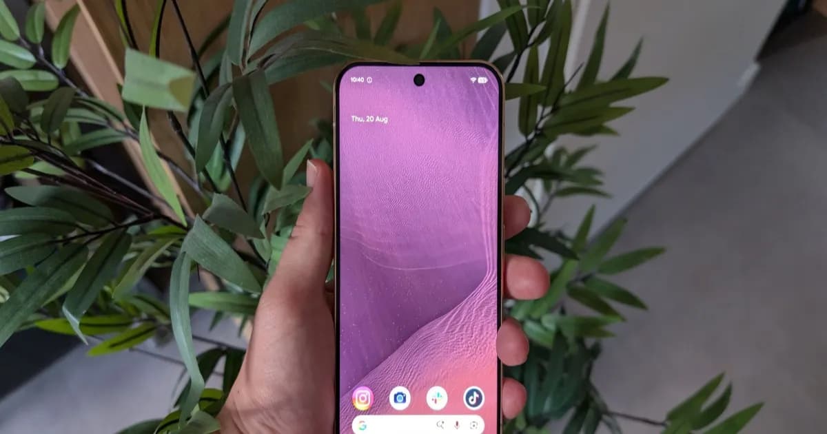 Google Pixel 11 Pro XL dengan layar menyala menampilkan antarmuka Android