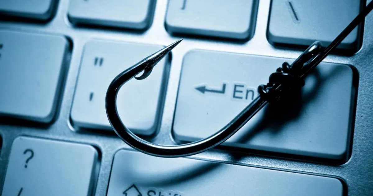 Ilustrasi kail pancing di atas keyboard komputer melambangkan serangan phishing