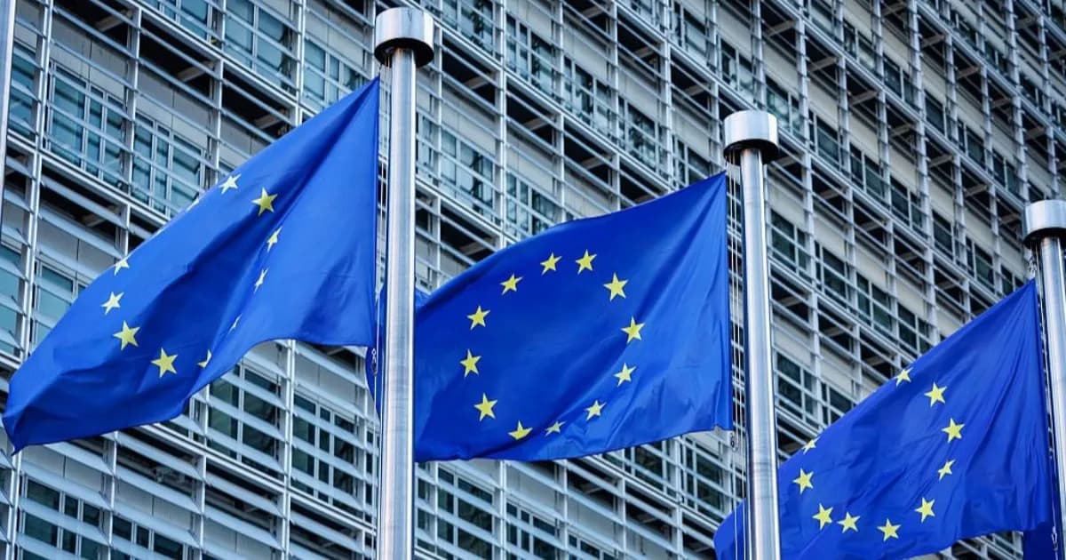 Bendera Uni Eropa berkibar di depan Gedung Berlaymont, markas European Commission di Brussels, Belgia