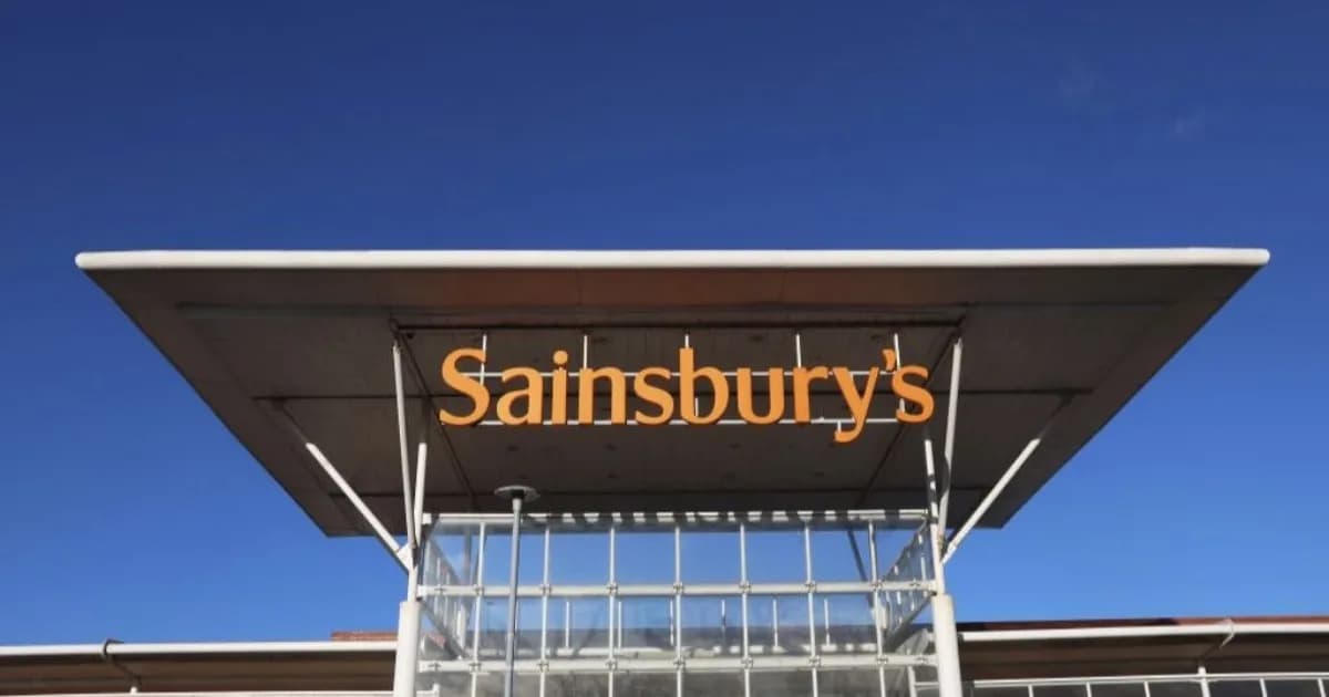 Pintu masuk eksterior supermarket Sainsbury's dengan sistem pengenalan wajah