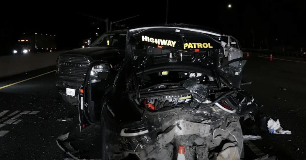 Foto dari California Highway Patrol menunjukkan kondisi setelah tabrakan antara Tesla dengan mode Full Self-Driving dan mobil patroli.