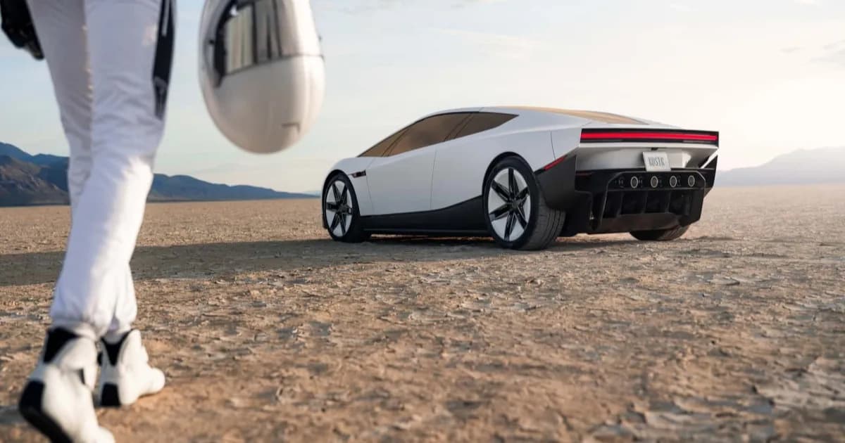 Tesla Roadster generasi baru berwarna merah saat diperkenalkan dengan desain terinspirasi jet tempur