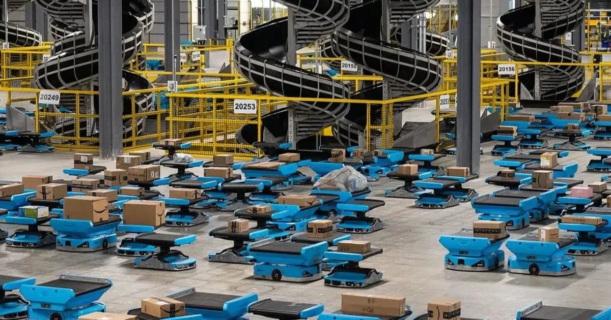 Armada robot Amazon di pusat pemenuhan pesanan yang bekerja berdampingan dengan pekerja gudang