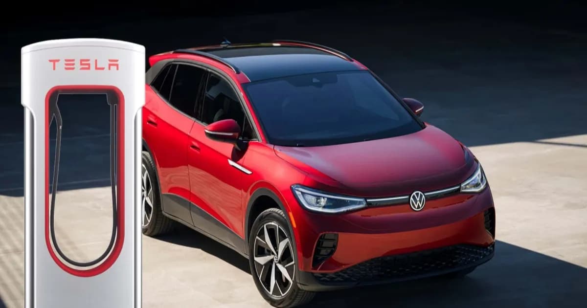Volkswagen ID.4 berwarna putih sedang melakukan pengisian daya di stasiun pengisian listrik