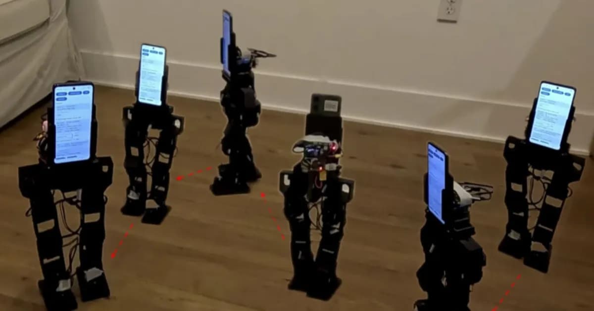 PhoneBot, robot humanoid mungil dari UCLA yang menggunakan ponsel Android murah untuk penginderaan dan komputasi.