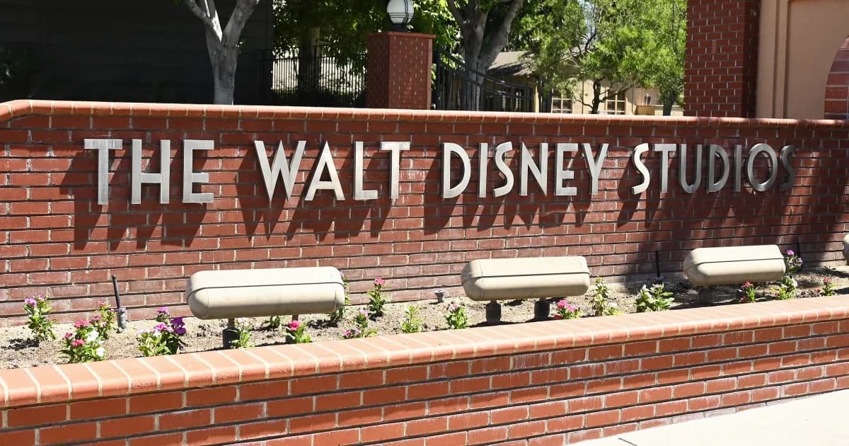 Ilustrasi logo Disney dan Character.AI dengan latar dokumen pengadilan kebangkrutan
