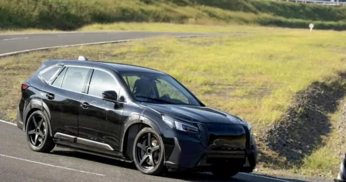 Prototipe platform EV Subaru berkamuflase dengan bodi Outback saat pengujian di sirkuit utara Tokyo