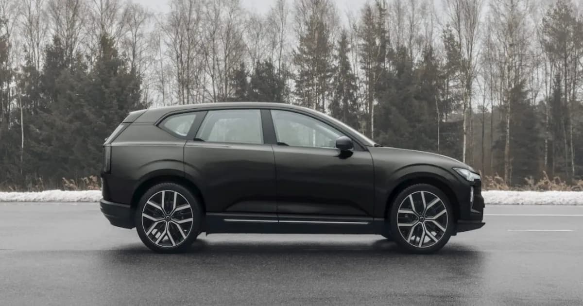Volvo EX60 P10 AWD Ultra berwarna terang saat menjalani pengujian jangkauan di jalan raya