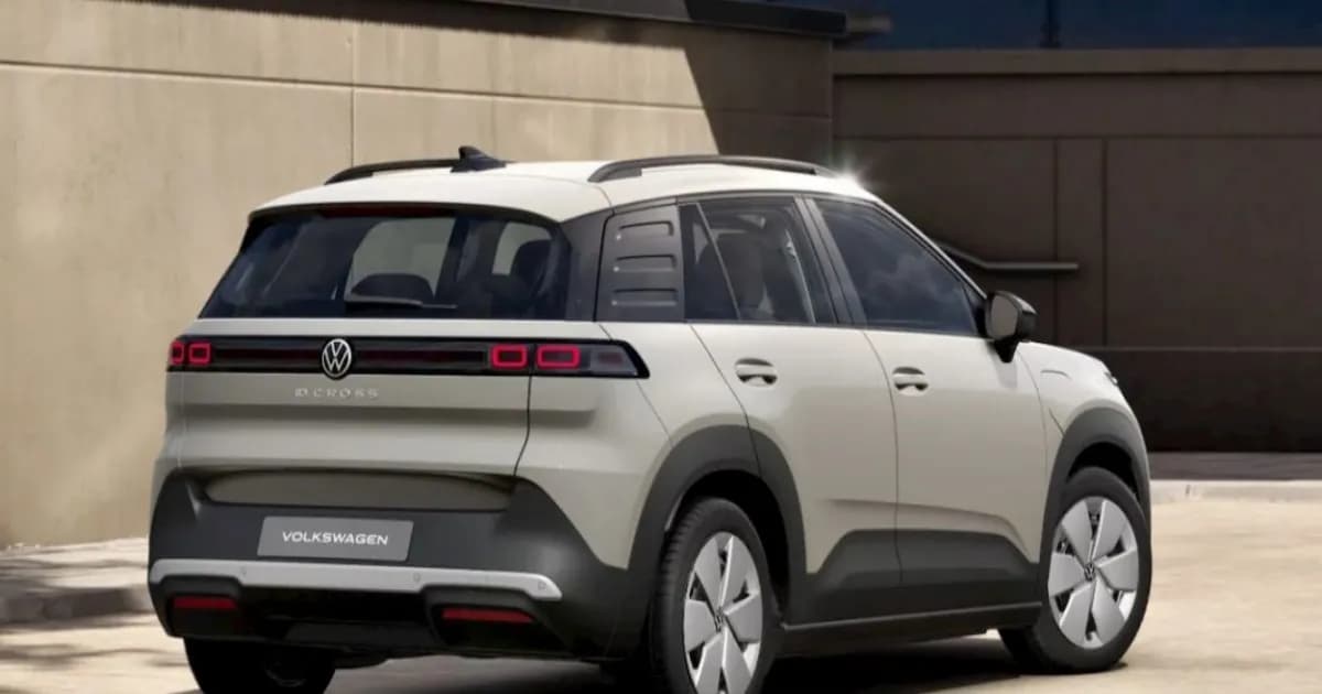 Volkswagen ID. Cross versi baterai 37 kWh berwarna terang di jalan raya