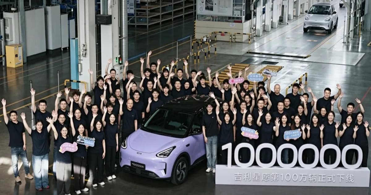 Geely EX2 hatchback listrik berwarna putih saat keluar dari lini produksi pabrik Geely