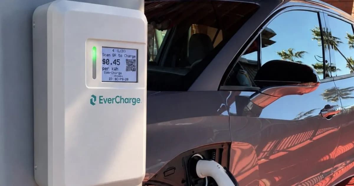 Ilustrasi pengisian daya kendaraan listrik di area parkir apartemen dengan charger EV EverCharge