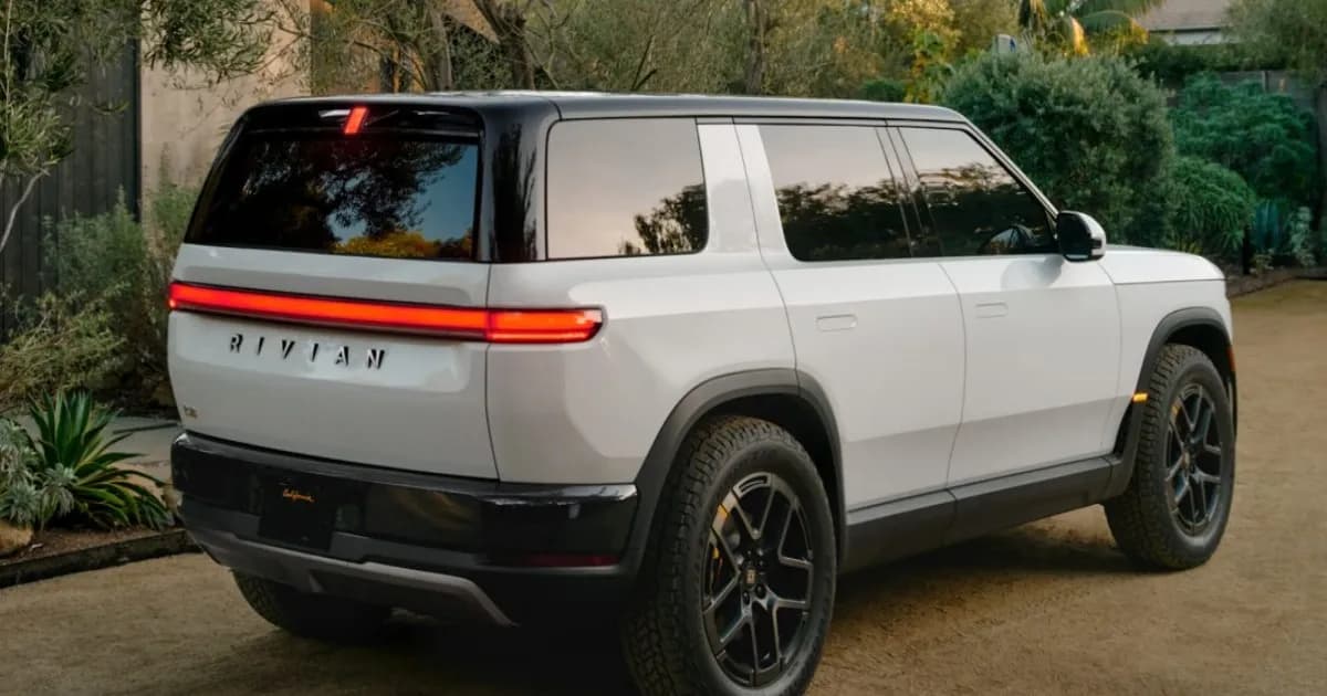 Rivian R2 tampak belakang tiga perempat dalam warna putih