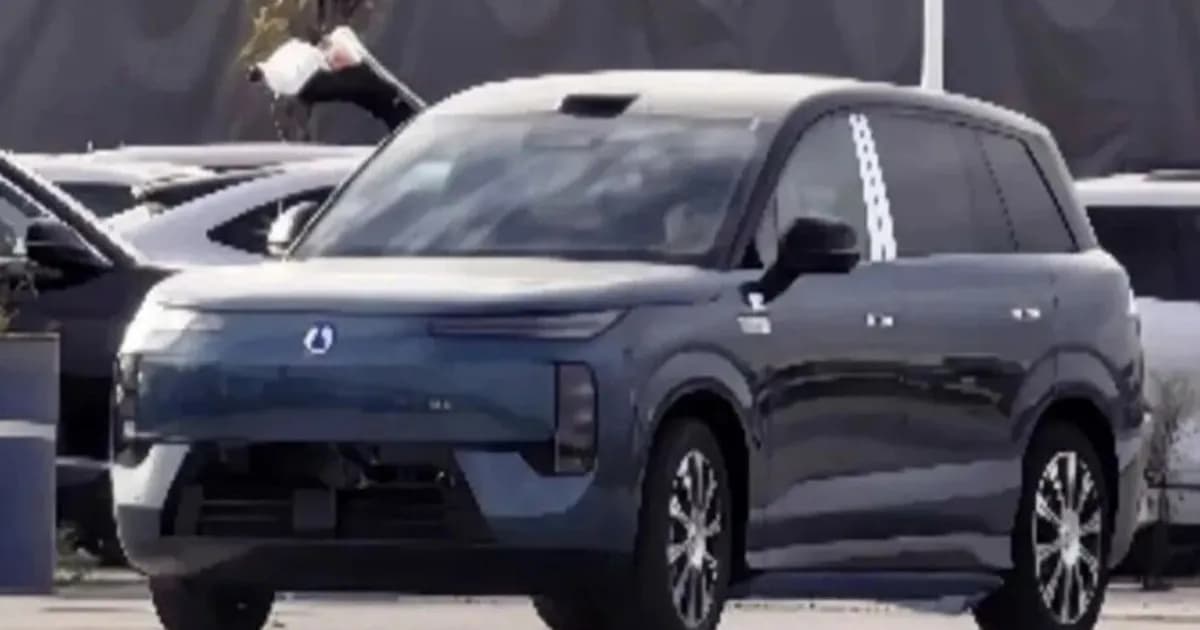 Denza N8 EV warna Deep Space Blue di area pabrik China sebelum peluncuran kuartal keempat 2026
