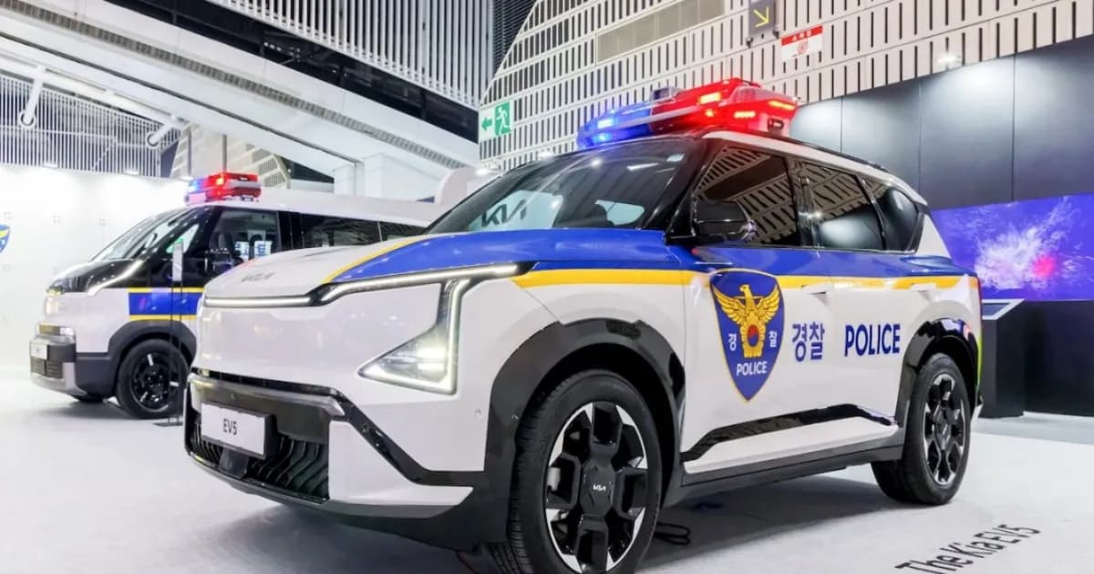Kia EV5 dan PV5 konsep mobil patroli listrik dengan lampu khusus dan emblem polisi