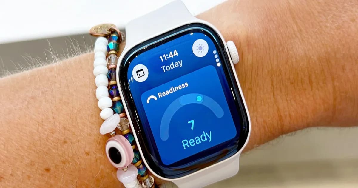 Apple Watch Series 12 dengan tampilan Readiness Score dinamis di pergelangan pengguna