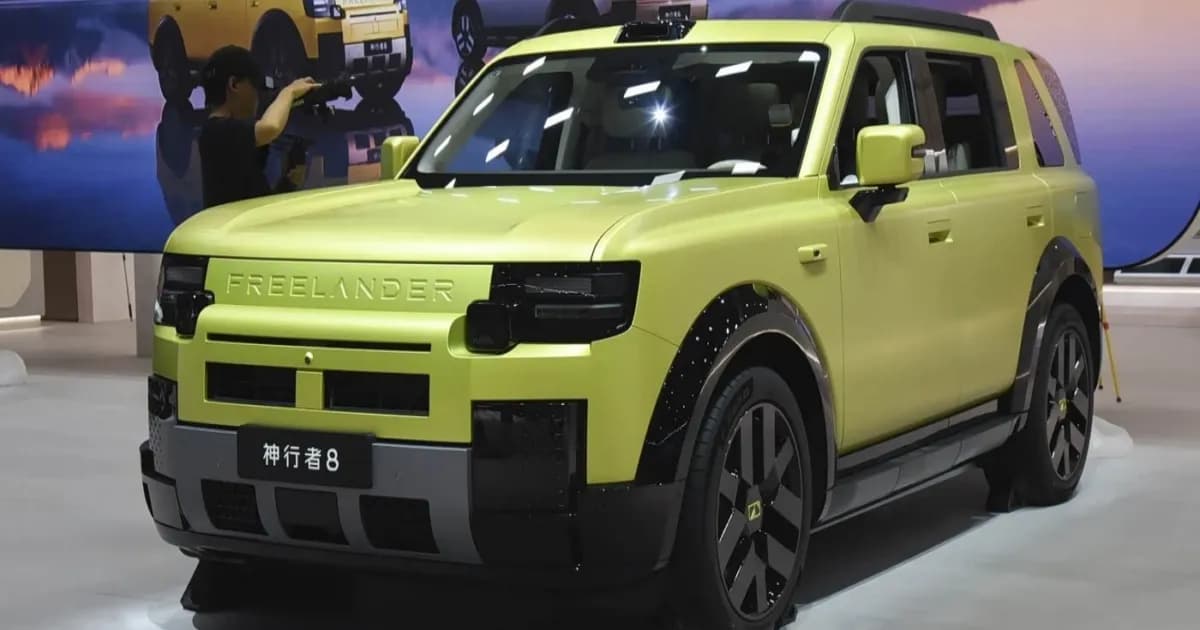 Freelander 8 SUV lima kursi dari Chery Jaguar Land Rover dengan gril tertutup dan lampu ISD
