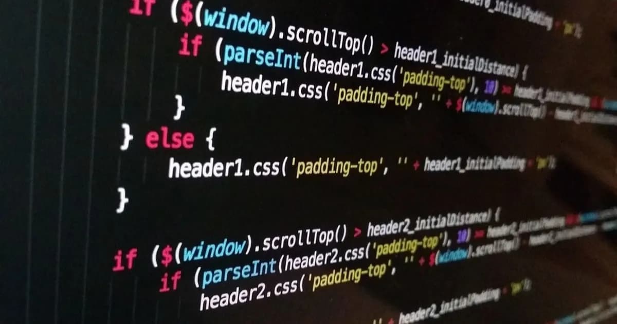 Ilustrasi tangan robot mengetik di keyboard laptop untuk analisis kode keamanan open source