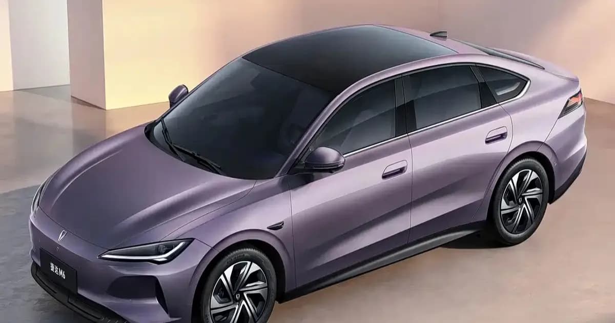 Sedan listrik Jetta M6 EV berwarna terang tampak depan dengan desain aerodinamis Bamboo Aesthetics