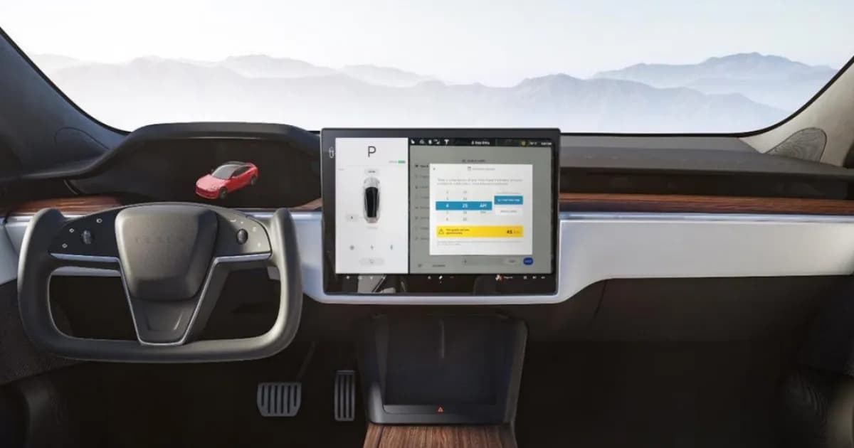 Tampilan interior Tesla dengan pembaruan software untuk sistem FSD